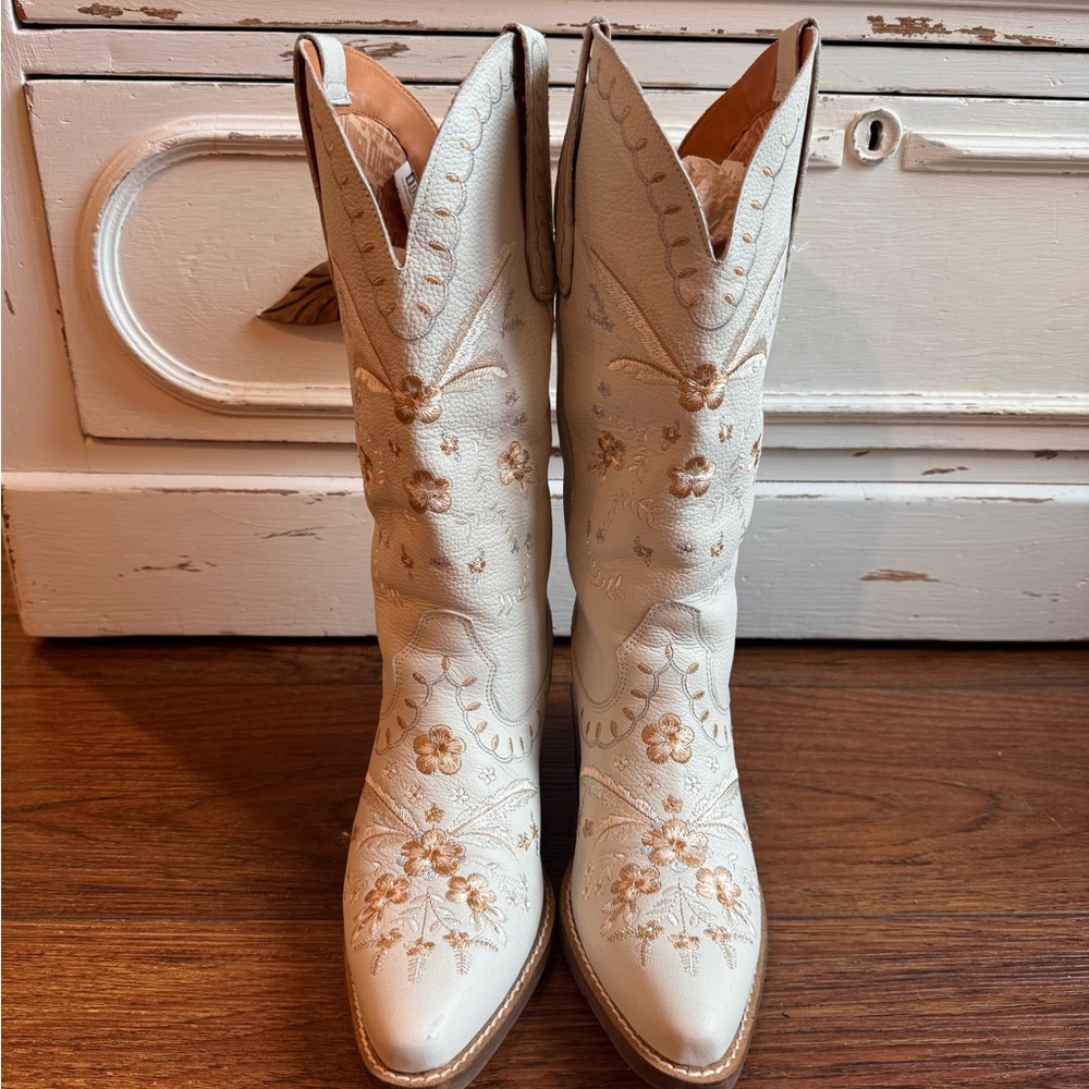 Dingo Cream Embroidered Heeled Boots 8.5 DI 939